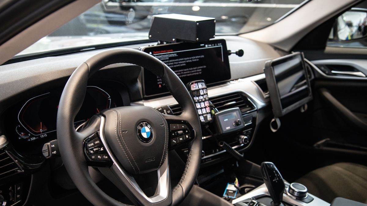 Policistům na Frýdecko-Místecku shořelo při nehodě služební BMW